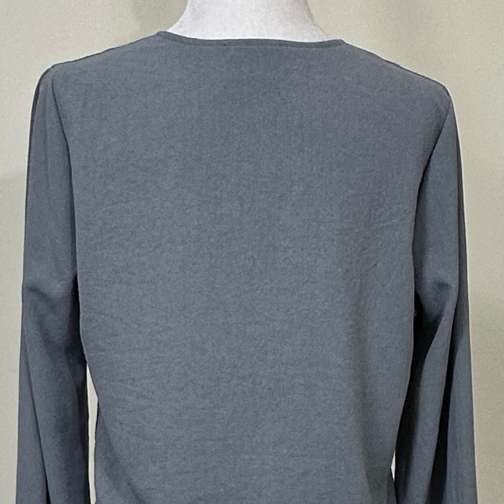 emory park Soft Grey Cropped Waist an Alluring V-Neck Button Up Shirt Top L - Picture 9 of 14